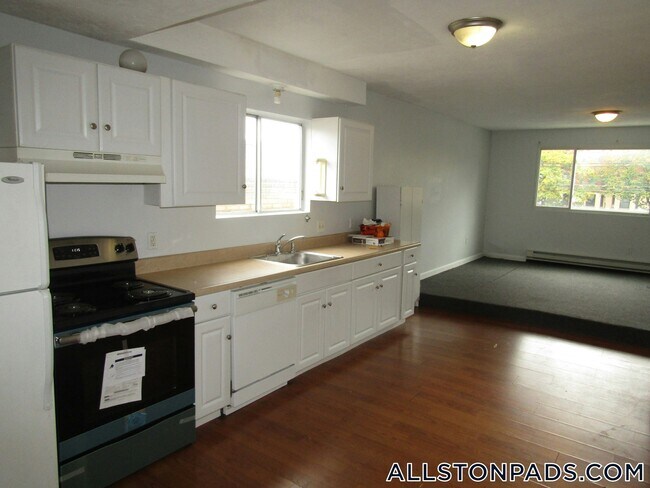 1247 Commonwealth Ave in Boston, MA - Building Photo - Building Photo