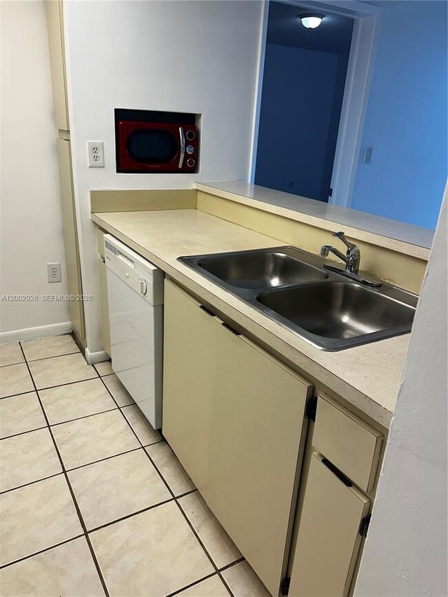 6955 NW 186th St in Hialeah, FL - Foto de edificio - Building Photo