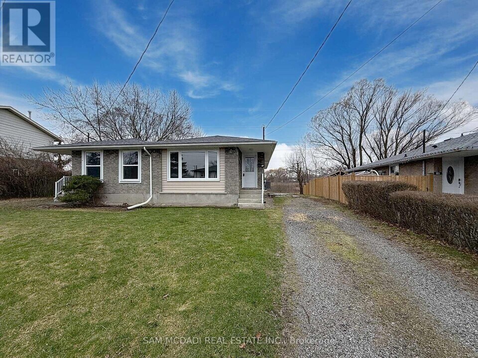 23 Deerfield Pkwy in Thorold, ON - Building Photo