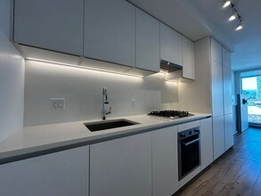 652 Whiting Way in Coquitlam, BC - Building Photo - Building Photo