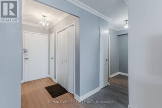 130 Neptune Dr in Toronto, ON - Building Photo - Building Photo