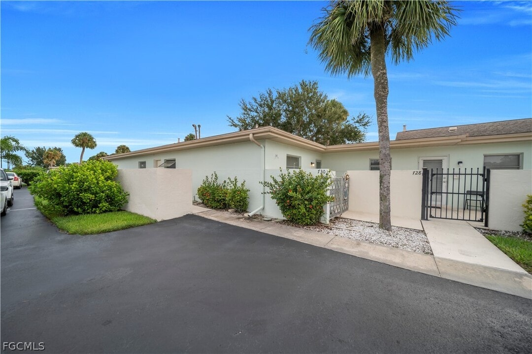 730 Joel Blvd in Lehigh Acres, FL - Building Photo