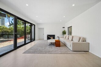5661 Pine Tree Dr in Miami Beach, FL - Building Photo - Building Photo
