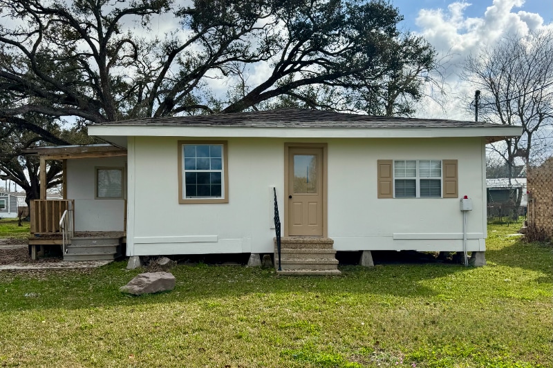 1003 Lester Dr in Breaux Bridge, LA - Building Photo