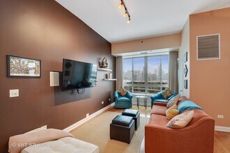 230 W Division St in Chicago, IL - Building Photo - Building Photo
