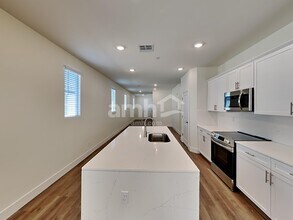 521 Sacred Lotus Pl in Henderson, NV - Foto de edificio - Building Photo