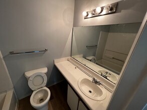 Room in Condo on Collegiate Cir in Raleigh, NC - Building Photo - Building Photo