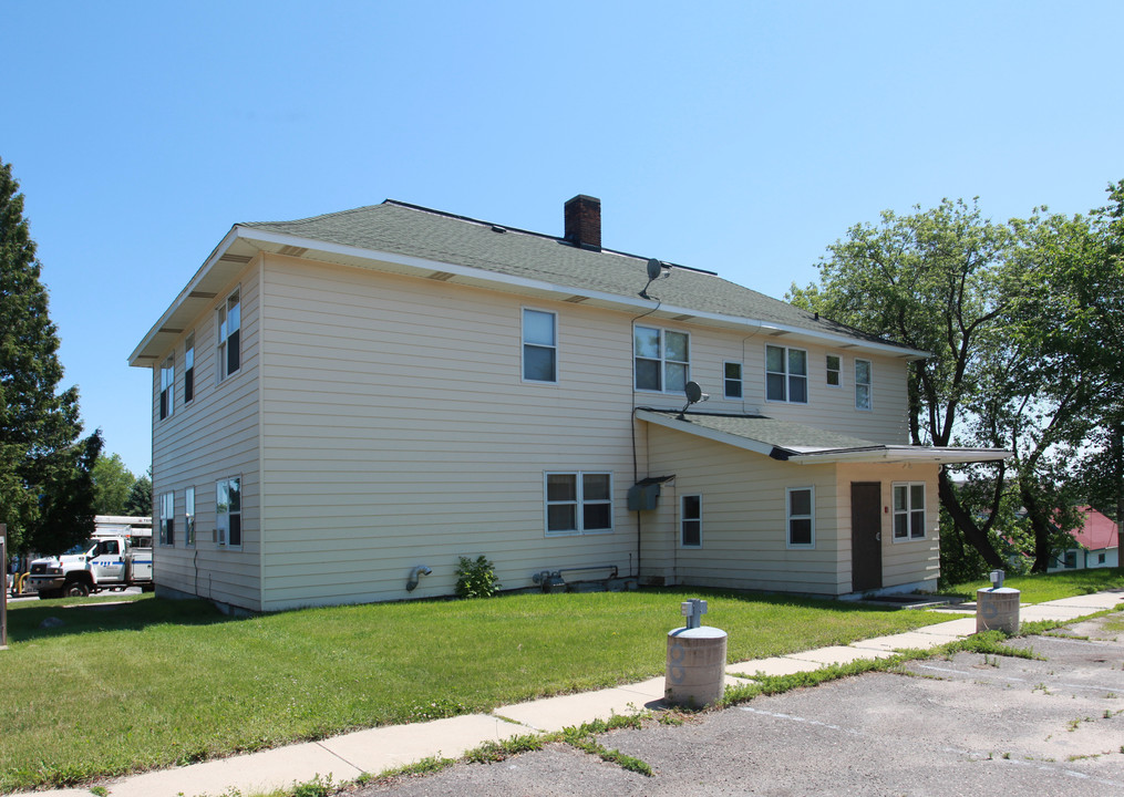 411 W Lake St in Chisholm, MN - Building Photo