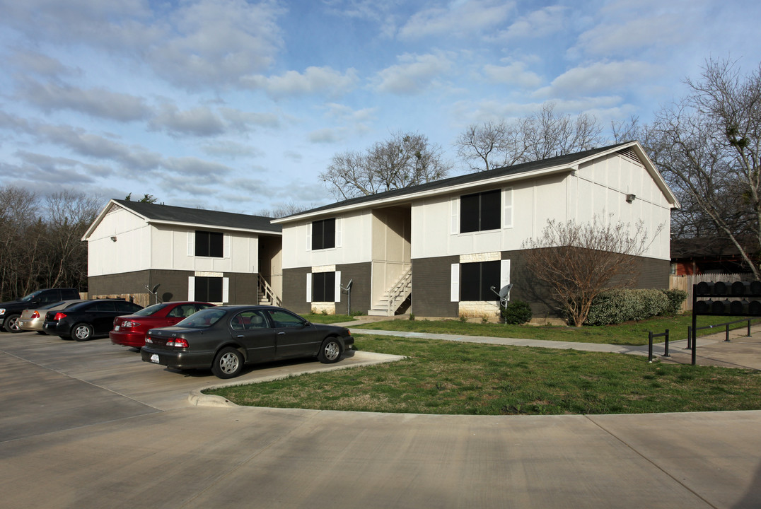 Clay Street Apartments in Ennis, TX - Building Photo