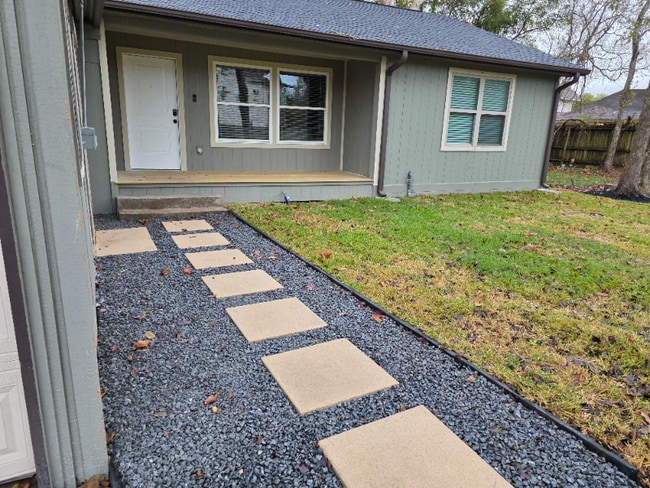 704 S Kansas Ave in League City, TX - Foto de edificio - Building Photo