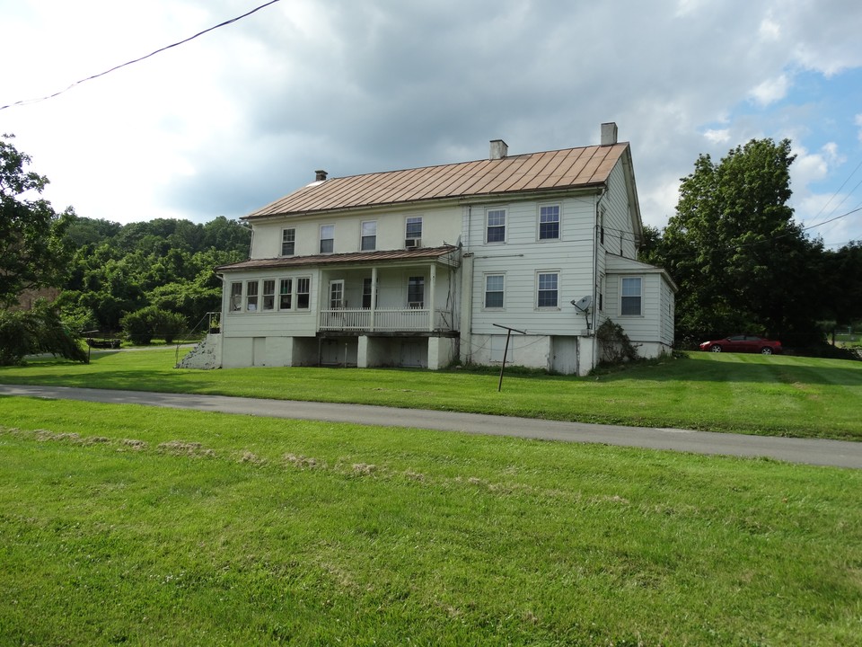 330 Shiloh Rd in Morgantown, PA - Building Photo