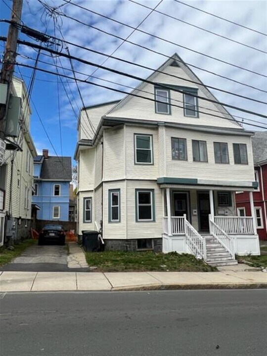 128 Cedar St, Unit 1 in Somerville, MA - Foto de edificio
