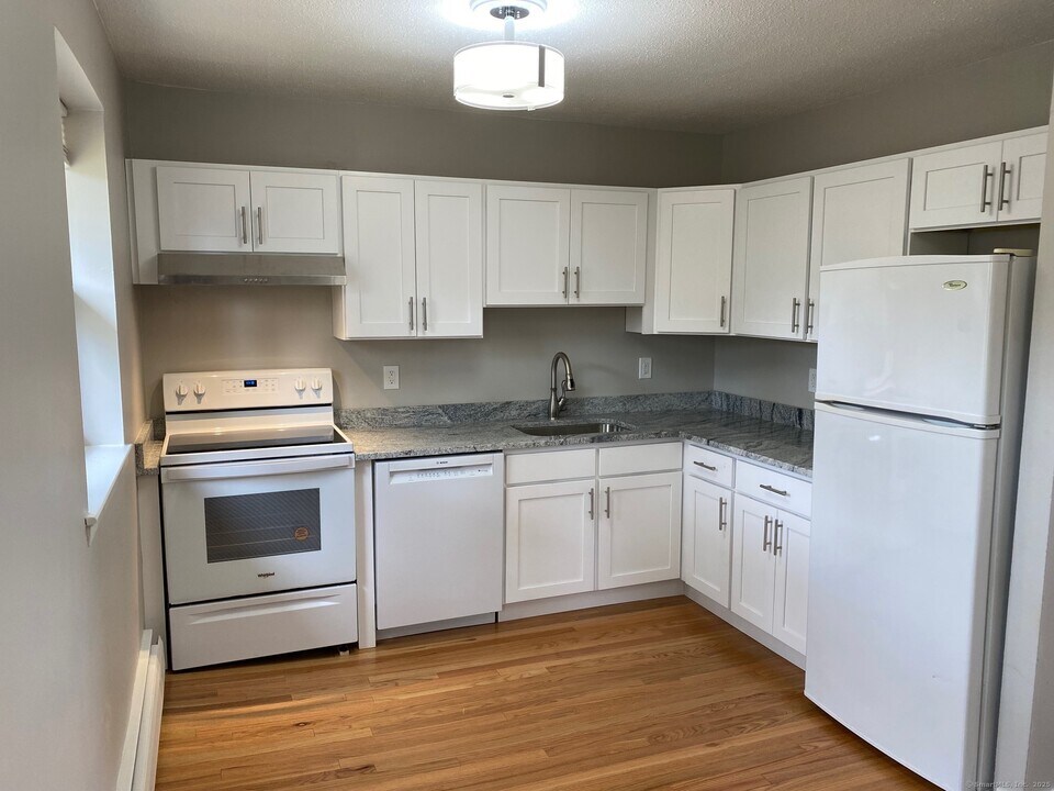 10 Mountain Laurel Dr in Wethersfield, CT - Building Photo