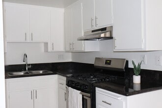 Stoneridge Apartments in Bellflower, CA - Foto de edificio - Building Photo