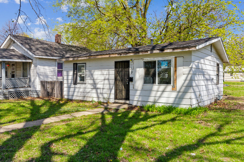 1120 Elmhurst Ave in Decatur, IL - Foto de edificio