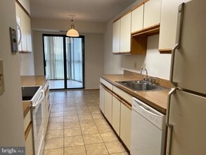 15100 Interlachen Dr in Silver Spring, MD - Building Photo - Building Photo