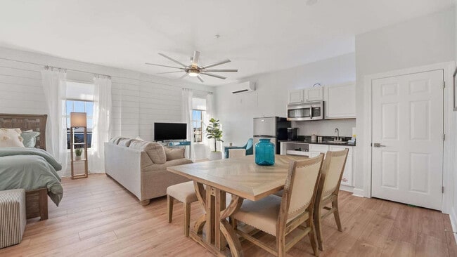 10343 E County Hwy 30A in Seacrest, FL - Foto de edificio - Building Photo