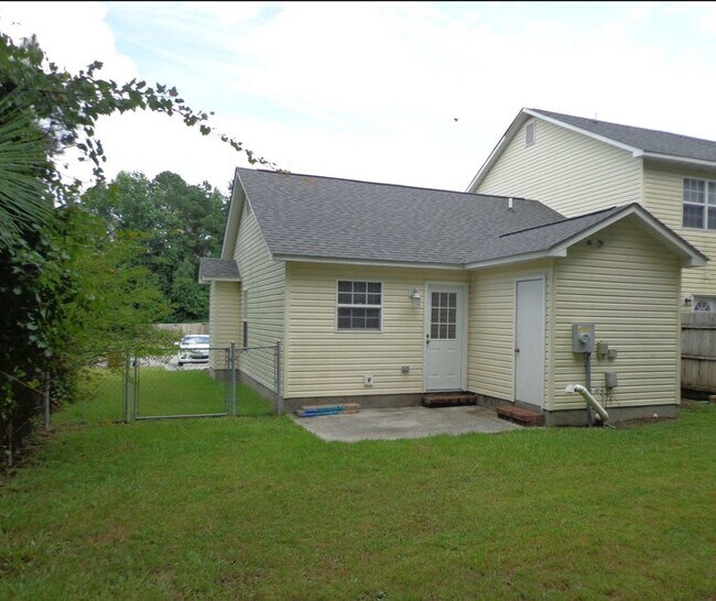 2037 Brandymill Ln in Jacksonville, NC - Foto de edificio - Building Photo