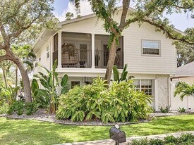 1701 Sunset Dr in Tarpon Springs, FL - Building Photo