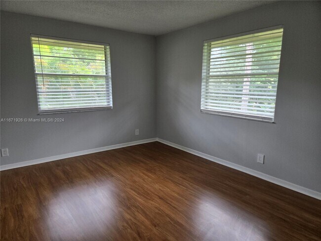 8750 Royal Palm Blvd, Unit 211-3 in Coral Springs, FL - Foto de edificio - Building Photo