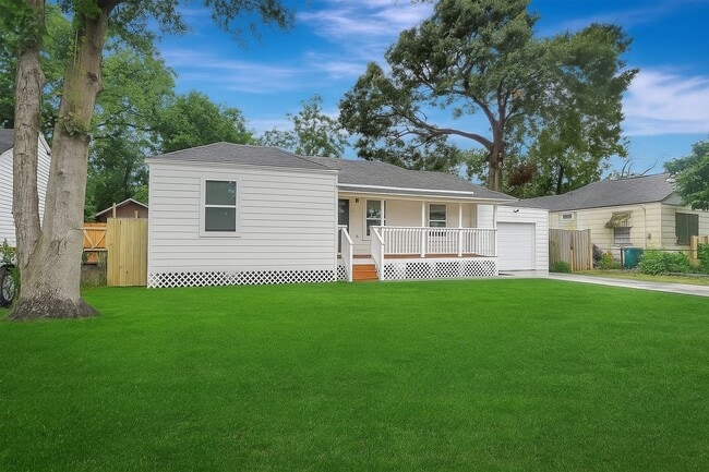 908 Thomas Ave in Pasadena, TX - Building Photo - Building Photo