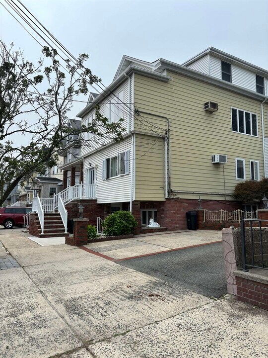 24 E 31st St in Bayonne, NJ - Building Photo