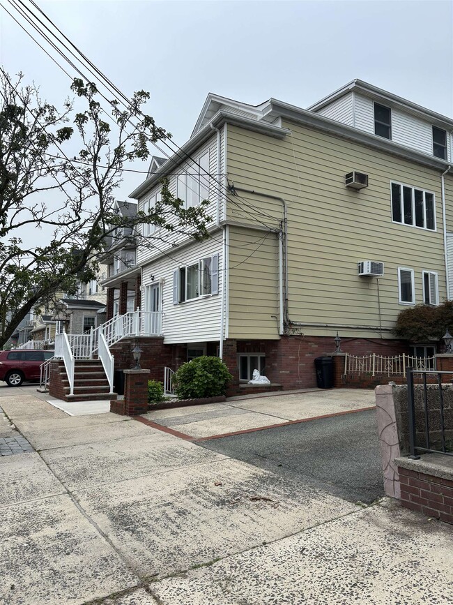 property at 24 E 31st St
