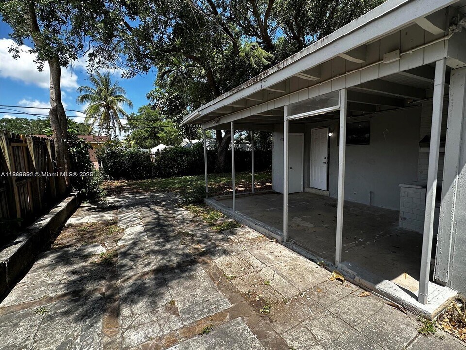 31 NE 195th St in North Miami Beach, FL - Building Photo