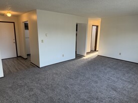 109 E Monroe Ave in Hartford, WI - Building Photo