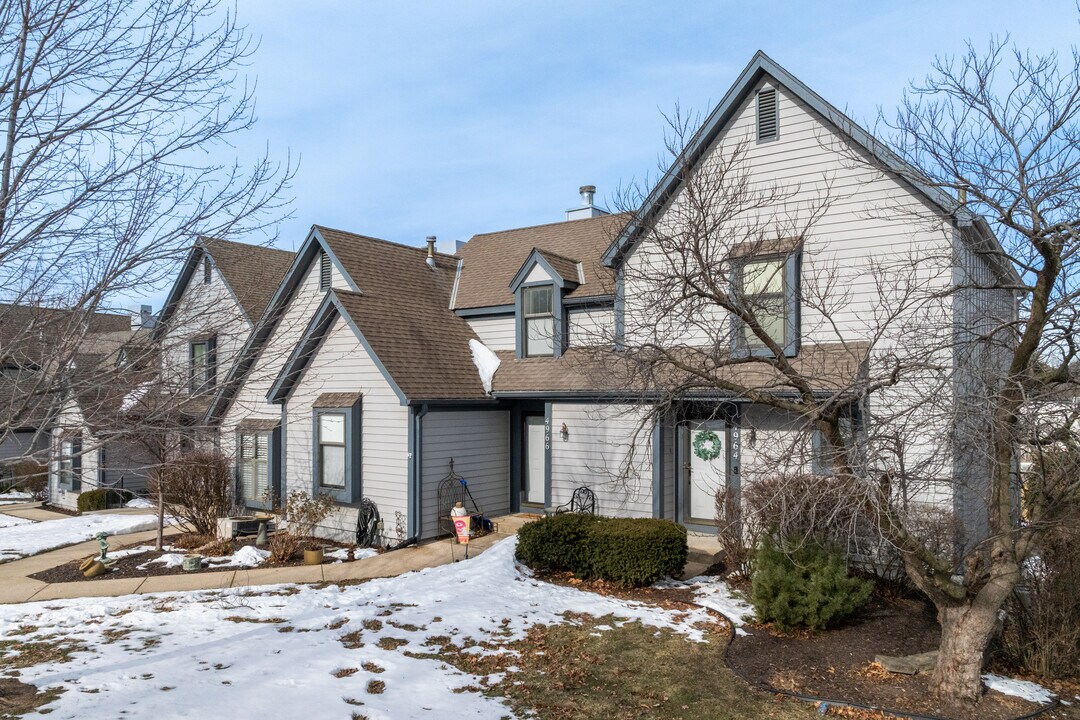 Roeland Court in Mission, KS - Building Photo