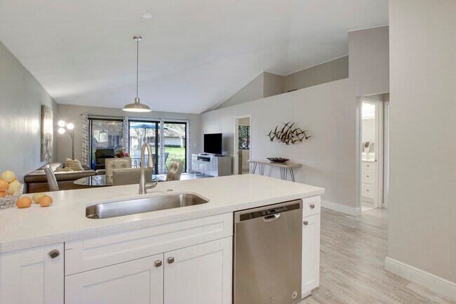 909 Club Dr in Palm Beach Gardens, FL - Building Photo - Building Photo