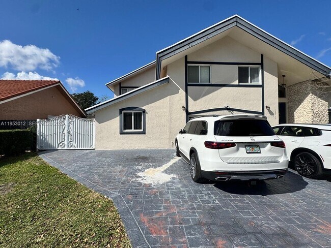 10710 SW 141st Ave, Unit 2 in Miami, FL - Foto de edificio - Building Photo