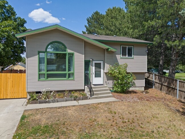 property at 2721 E Longfellow Ave