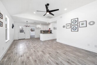 5130 Riverwood Dr in Richmond, TX - Foto de edificio - Building Photo