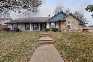 2800 Hedgeway Dr in Arlington, TX - Building Photo