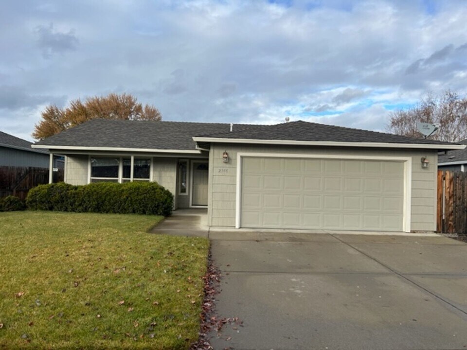 2346 Stonefield Way in Medford, OR - Foto de edificio