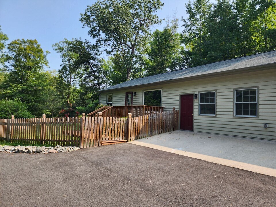 1407 Dispatch Rd in Quinton, VA - Building Photo