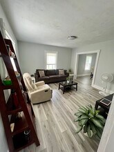 203 Hall St in Leominster, MA - Foto de edificio - Building Photo