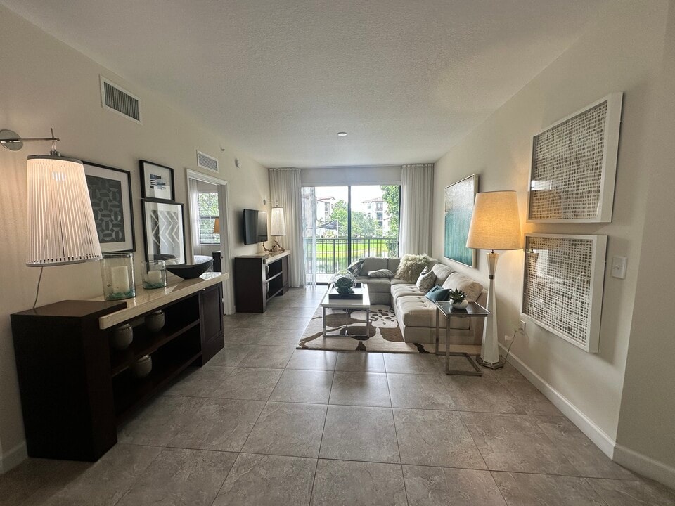 10840 NW 79th St, Unit A9 in Miami, FL - Building Photo