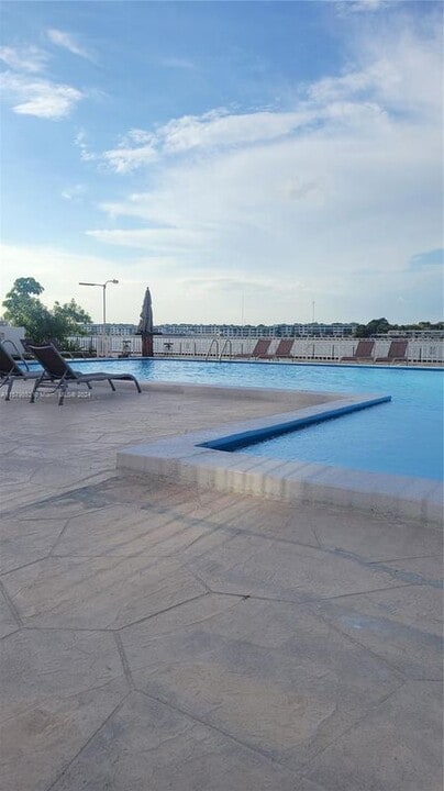 1351 NE Miami Gardens Dr in Miami, FL - Foto de edificio