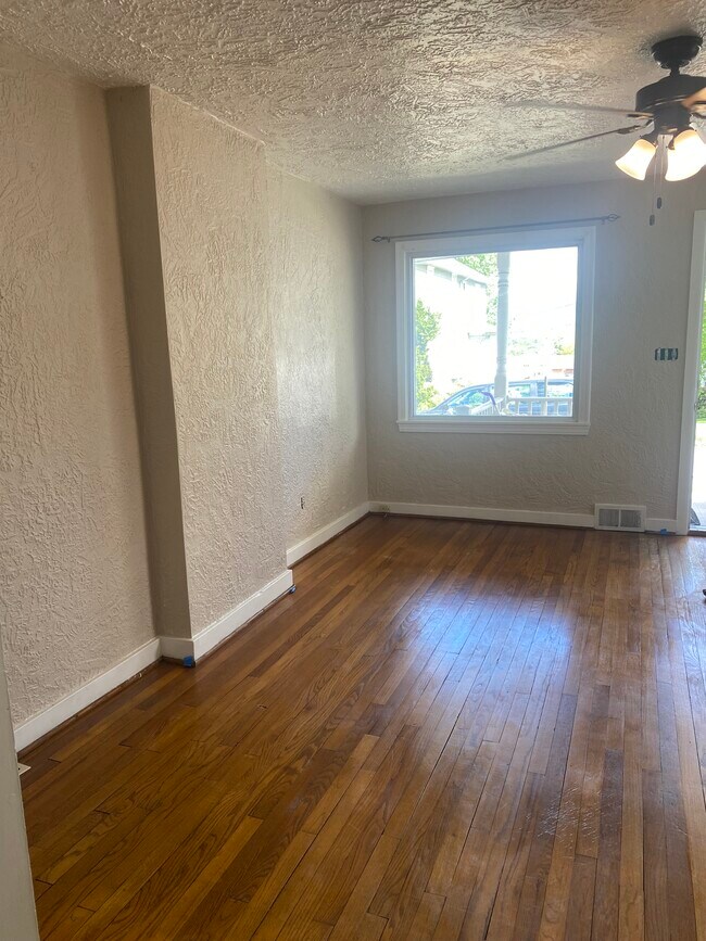 328 College Ave, Unit 328 in Mount Pleasant, PA - Building Photo - Building Photo