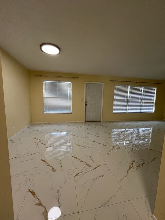 3913 SE 11th Ave in Cape Coral, FL - Building Photo - Building Photo
