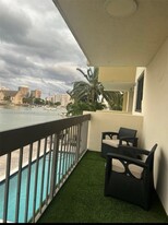 6937 Bay Dr, Unit 206 in Miami Beach, FL - Foto de edificio - Building Photo