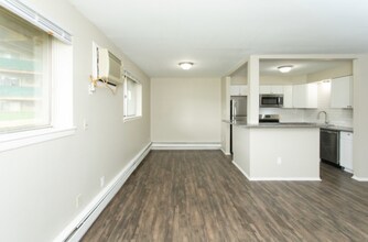 23700 W Warren Ave in Dearborn Heights, MI - Building Photo - Building Photo