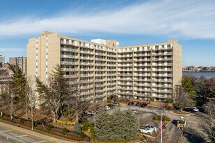 Admiral's Walk in Edgewater, NJ - Building Photo
