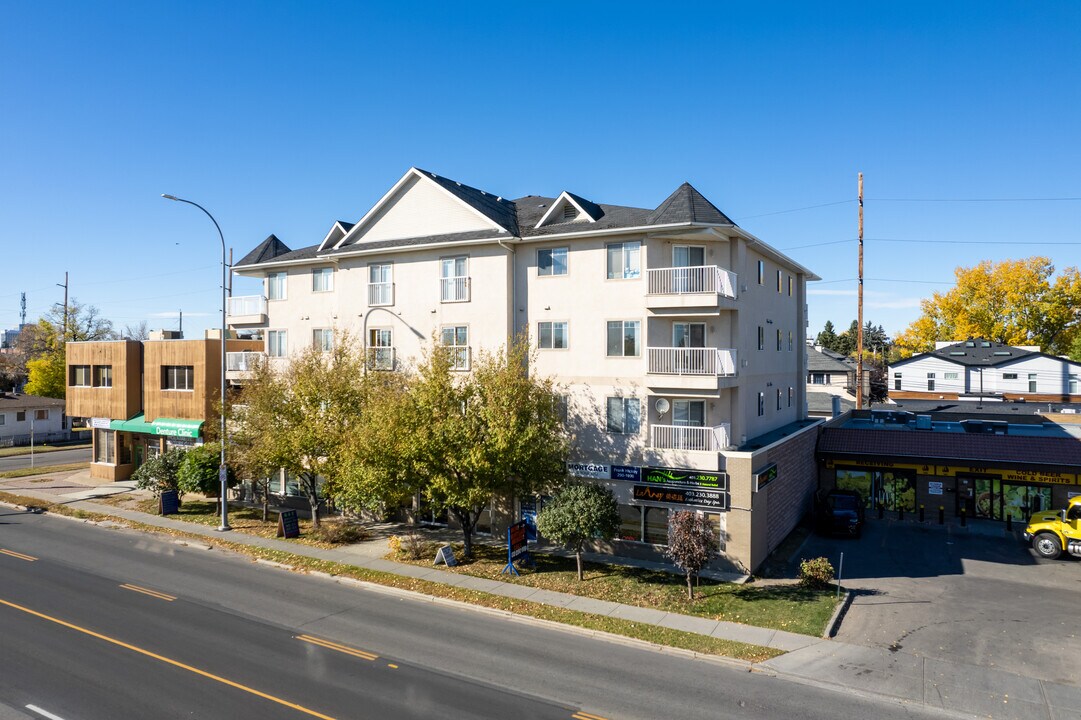 1905 Centre St NE in Calgary, AB - Building Photo