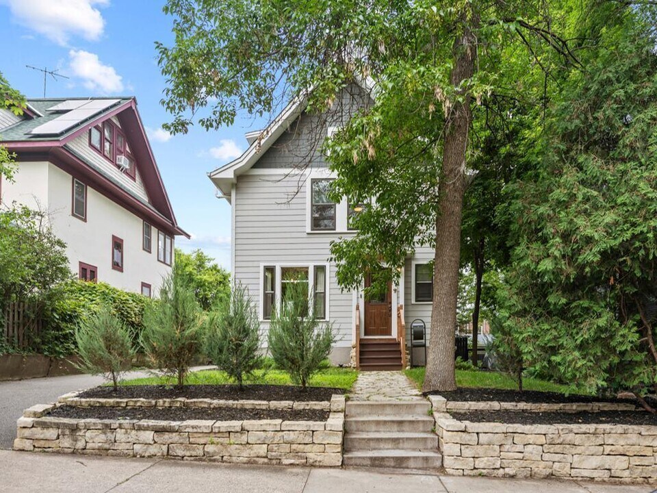 2408 Grand Ave S in Minneapolis, MN - Building Photo