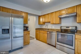 9560 Cherry Oak Ct in Burke, VA - Building Photo - Building Photo
