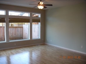 105 Coho Terrace in Rainier, OR - Building Photo - Building Photo