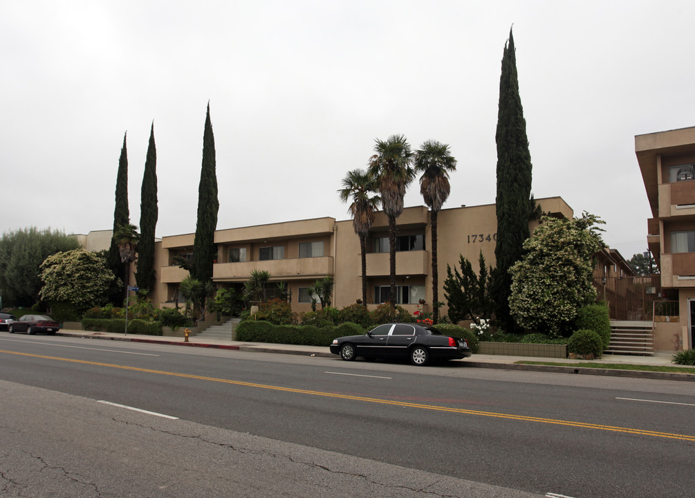 17340 Burbank Blvd in Encino, CA - Foto de edificio